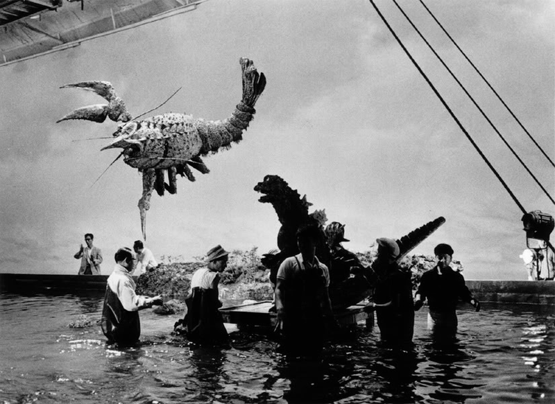 Illustration for article titled Behind-the-scenes Godzilla photos were charming, absolutely ridiculous